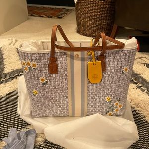 Tory Burch purse. Never been used.